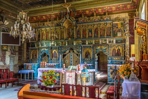 Dekorace interiéru dřevěných církví St. Kosma a Damian v Bernejší vesnici-Polsko — Stock fotografie