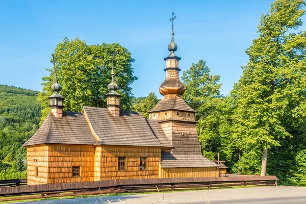 Vista en la iglesia de madera San Miguel Arcángel en el pueblo de Ropica Gorna - Polonia —  Fotos de Stock