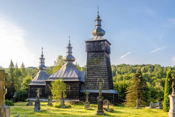 Utsikt vid träkyrkan Saint Luke i Leszczyny Village-Polen — Stockfoto