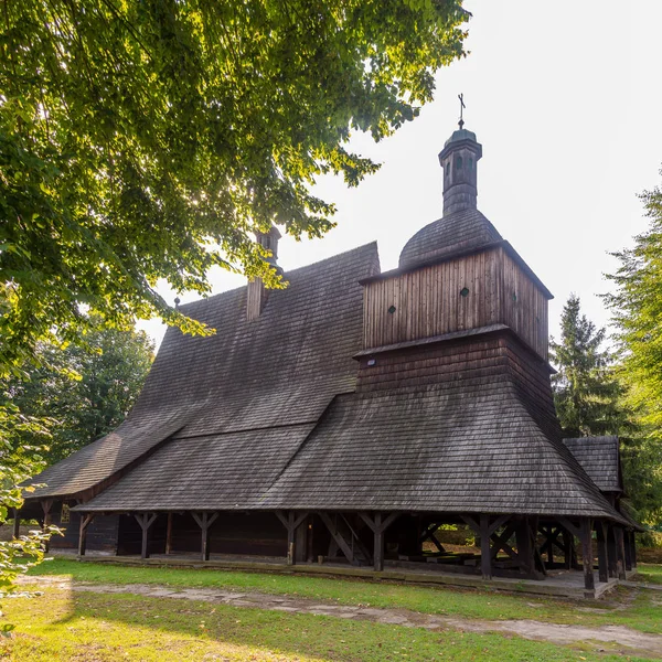 Utsikt vid träkyrkan St Jacob, St. Philip i Sekowa Village-Polen — Stockfoto