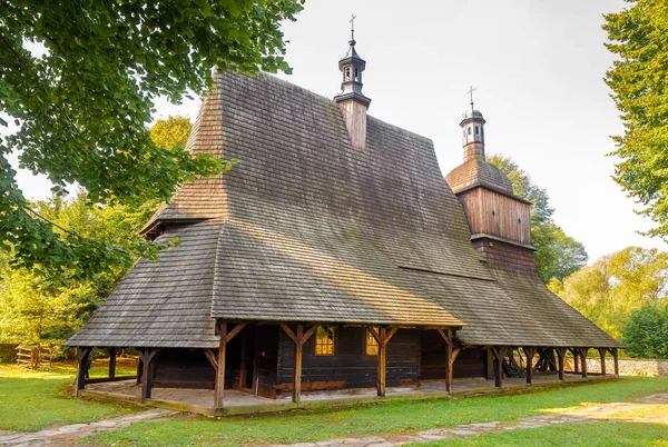 Vista en la iglesia de madera de San Jacob, San Felipe en Sekowa pueblo - Polonia — Foto de Stock