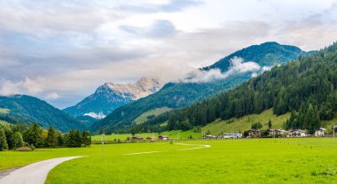 Avusturya'daki Hochfilzen kasabasının kırsalına bak