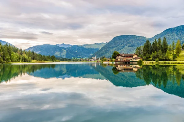 Vista en el lago Pillersee con el pueblo de St. Ulrich a finales de - Austria —  Fotos de Stock