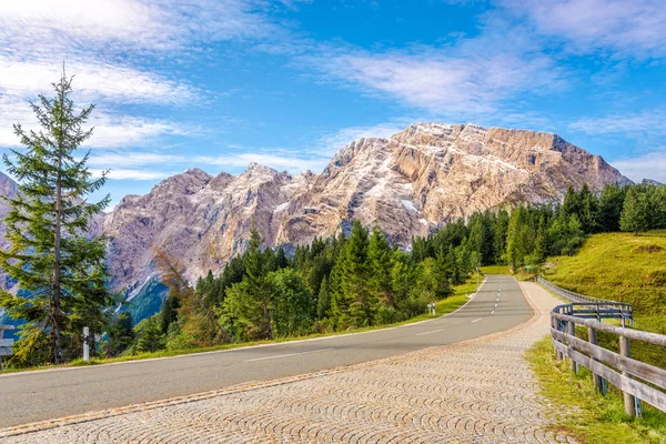 Θέα στο λόφο (Hoher Goll 2522m) από την οδό Rossfeld Panorama στη Γερμανία — Φωτογραφία Αρχείου