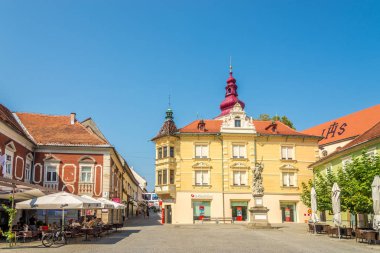 Slovenya'da Ptuj kasabasının sokaklarında