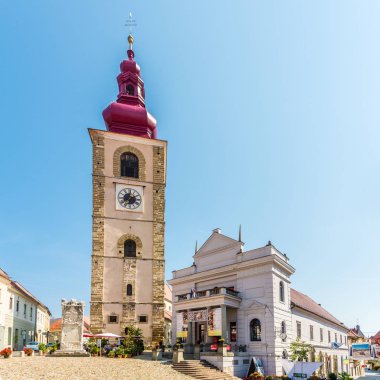 Slovenya'da Ptuj sokaklarında Town Clock kulesi ve Tiyatro binası görünümü