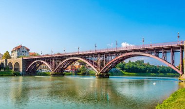 Maribor'daki Drava nehri üzerindeki Eski köprüde manzara - Slovenya