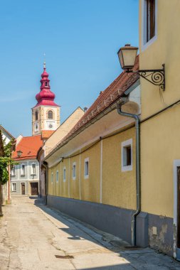 Slovenya'da Ptuj Eski şehir sokaklarında