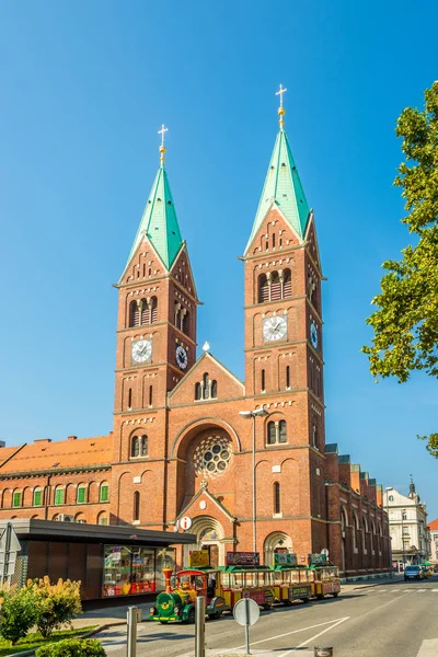 Vista en la iglesia de Franziskan en las calles de Maribor en Eslovenia — Foto de Stock