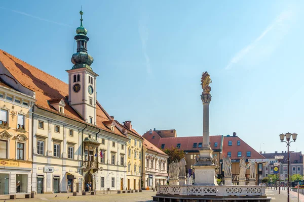 Vista en la Plaza Principal con Ayuntamiento y Columna de la Plaga en Maribor - Eslovenia — Foto de Stock