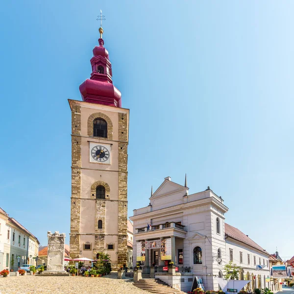 Vista en la torre del Reloj de la Ciudad y el edificio del Teatro en las calles de Ptuj en Eslovenia — Foto de Stock