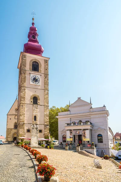 Vista en la torre del Reloj de la Ciudad y el edificio del Teatro en las calles de Ptuj en esloveno —  Fotos de Stock