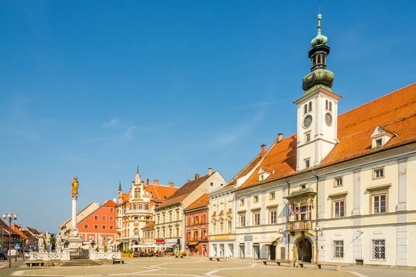 Vista en la plaza principal con el edificio del Ayuntamiento y la peste de la columna en Maribor - Eslovenia — Foto de Stock