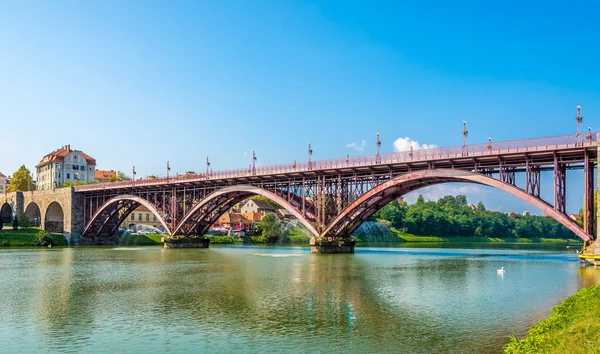 Vista en el viejo puente sobre el río Drava en Maribor - Eslovenia — Foto de Stock