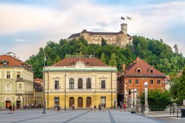 Ljubljana'daki Eski Kale ve Philharmony binasındamanzara - Slovenya