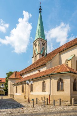 Slovenya'da Celje sokaklarında Saint Daniel Kilisesi görünümü