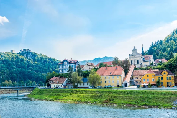 在Celje - 斯洛文尼亚背景的一座小山上欣赏萨维尼亚河与古城堡 — 图库照片