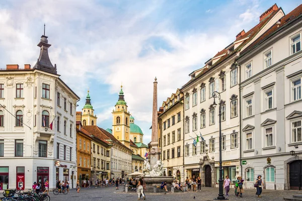 Soirée sur la place principale de Ljubljana en Slovénie — Photo