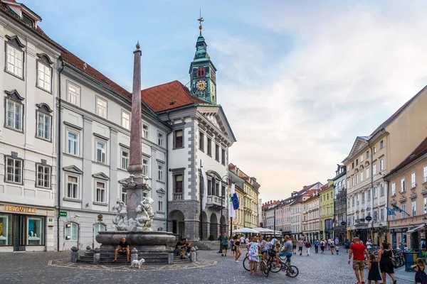 Soirée sur la place principale de Ljubljana en Slovénie — Photo