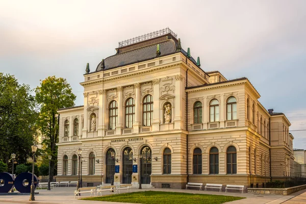 Beskåda på byggnaden av medborgare gallerit i Ljubljana-Slovenien — Stockfoto