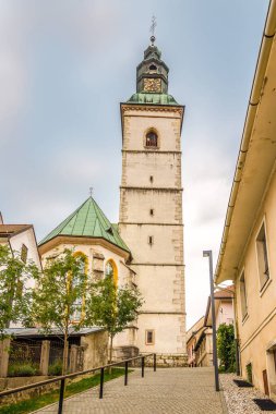 Slovenya, Skofja Loka 'daki Aziz Jacob Kilisesi' nin çan kulesine bakın.