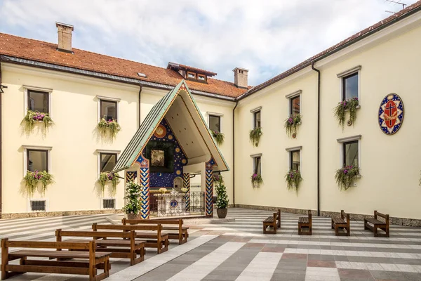 Cortile della Basilica Vergine Maggio a Brezje - Slovenia — Foto Stock