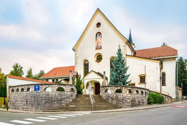 Vista en la iglesia de los Cappuchinos en Skofja Loka - Eslovenia —  Fotos de Stock
