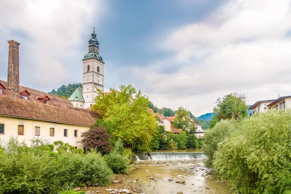 Widok na Skofja loka z rzeką Selca Sora i kościołem św Jakuba w tle-Słowenia — Zdjęcie stockowe