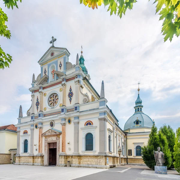 Blick auf die Basilika der Jungfrau Maria in Brezje - Slowenien — Stockfoto