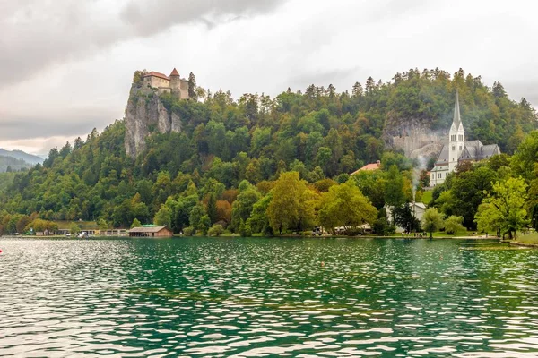 Vista al Castillo de Bled e Iglesia de San Martín cerca del Lago de Bled en Eslovenia — Foto de Stock