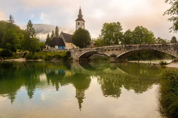 Vy på Saint John the Baptist i Ribcev Laz nära Bohinj-sjön i Slovenien — Stockfoto