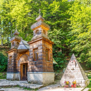 Kranjska Gora kasabası yakınlarındaki dağlardaki Rus Şapeli'nin manzarası - Slovenya