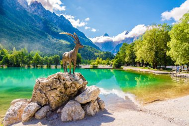 Slovenya'da Kranjska Gora Kasabası yakınlarındaki Oğlak heykeli ile Jasna Gölü görünümü