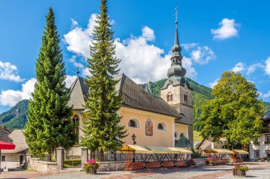 Kranjska Gora'daki Beyaz Çakıl daki Our Lady Kilisesi'nde manzara - Slovenya