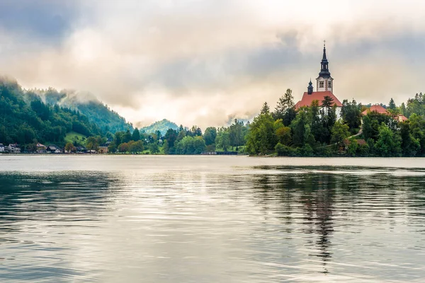 Widok na Kościół Wniebowzięcia Najświętszej Maryi Panny na wyspie Bled jezioro w Słowenii — Zdjęcie stockowe