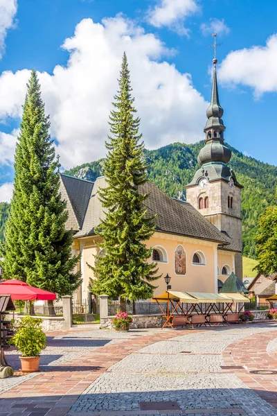 Vista en la Iglesia de Nuestra Señora sobre la grava blanca en las calles de Kranjska Gora en Eslovenia —  Fotos de Stock