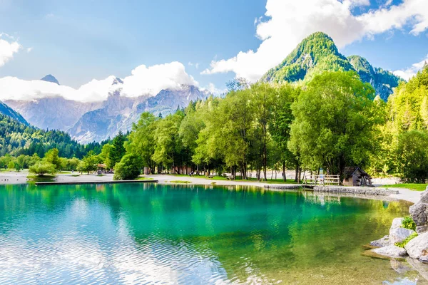 Vista en el lago Jasna en los Alpes Julianos cerca de Kranjska Gora Ciudad en Eslovenia — Foto de Stock