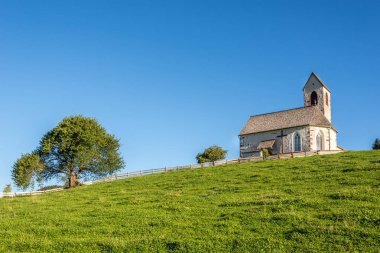San Pietro köyündeki Aziz Yakup Kilisesi'nin (San Giacomo) manzarası - Dolomites ,İtalya