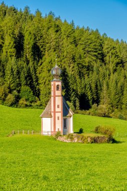 Dolomites Santa Maddalena köyü yakınlarındaki Ranui Saint Johann Kilisesi (San Giovanni)'de görünümü - İtalya