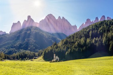 Dolomites Ranui Saint Johann Kilisesi (San Giovanni) ile Santa Maddalena köyü yakınlarındaki Dağlar'da görünümü - İtalya