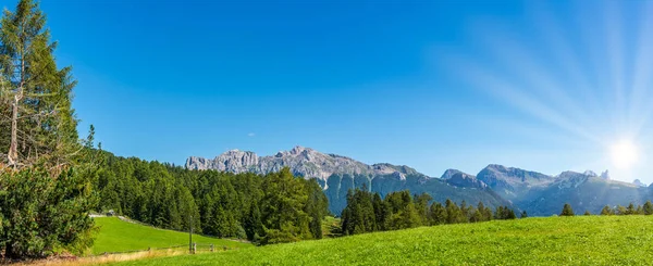 Vista para o maciço da montanha perto do passo Costalunga no sul do Tirol - Itália — Fotografia de Stock