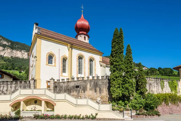 Widok na kościół św. Jerzego w Tiers - Włochy — Zdjęcie stockowe