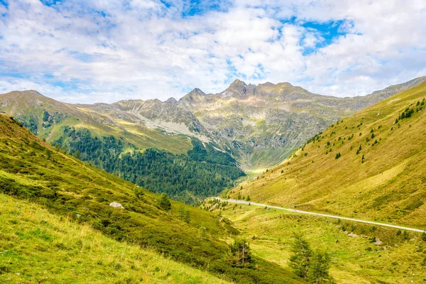 Vista sobre a natureza na estrada para Pennes Pass no sul do Tirol - Itália — Fotografia de Stock