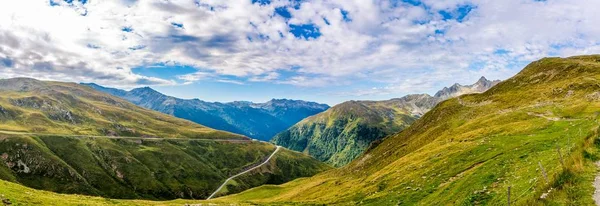 Panoramatický výhled na údolí se silnicí do průsmyku Pennes v Jižním Tyrolsku - Itálie — Stock fotografie