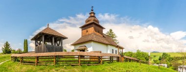 Kalna Roztoka köyündeki Aziz Yahya 'nın tahta kilisesinde panoramik manzara - Slovakya