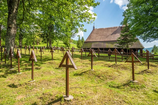 Pohled Válečný Hřbitov Dřevěným Kostelem Michala Archanděla Obci Topola Slovensko — Stock fotografie