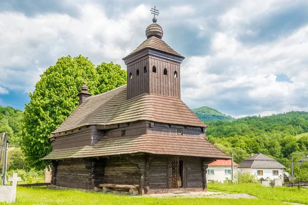 Vista Iglesia Madera San Miguel Arcángel Aldea Ulicske Krive Eslovaquia — Foto de Stock
