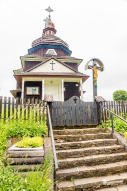 NIZNY KOMARNIK, SLOVAKIA - 9 Haziran 2020 - Nizny Komarnik köyündeki Tahta Bakire Kilisesi 'nde Manzara. Tapınak 1938 'de inşa edildi..