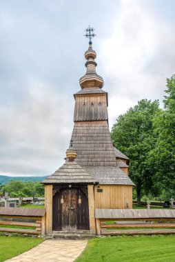 LADOMIROVA, SLOVAKIA - 9 Haziran 2020 - Ladomirova köyündeki Aziz Michael Archangel Tahta Kilisesi 'ne bakın. Tapınak 1742 'de inşa edildi..