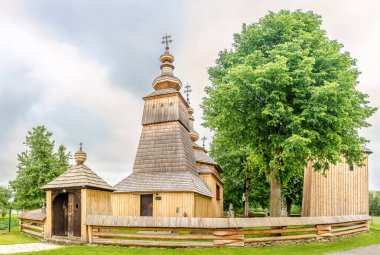 LADOMIROVA, SLOVAKIA - 9 Haziran 2020 - Ladomirova köyündeki Aziz Michael Archangel Tahta Kilisesi 'ne bakın. Tapınak 1742 'de inşa edildi..
